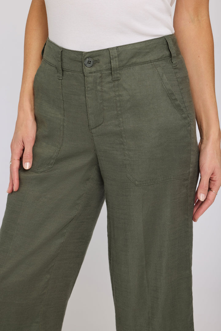 Wide Leg Cargo Capri Hosen aus Stretchleinen | Desert Green