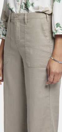 Wide Leg Cargo Capri Pants In Stretch Linen | Saddlewood | Pants | NYDJ